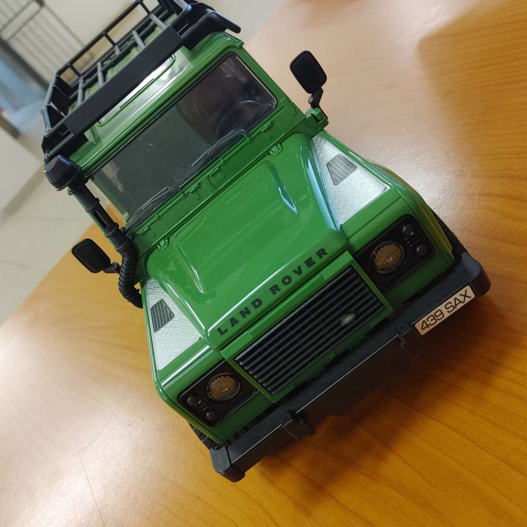 Bruder Land Rover Defender 90 1:16