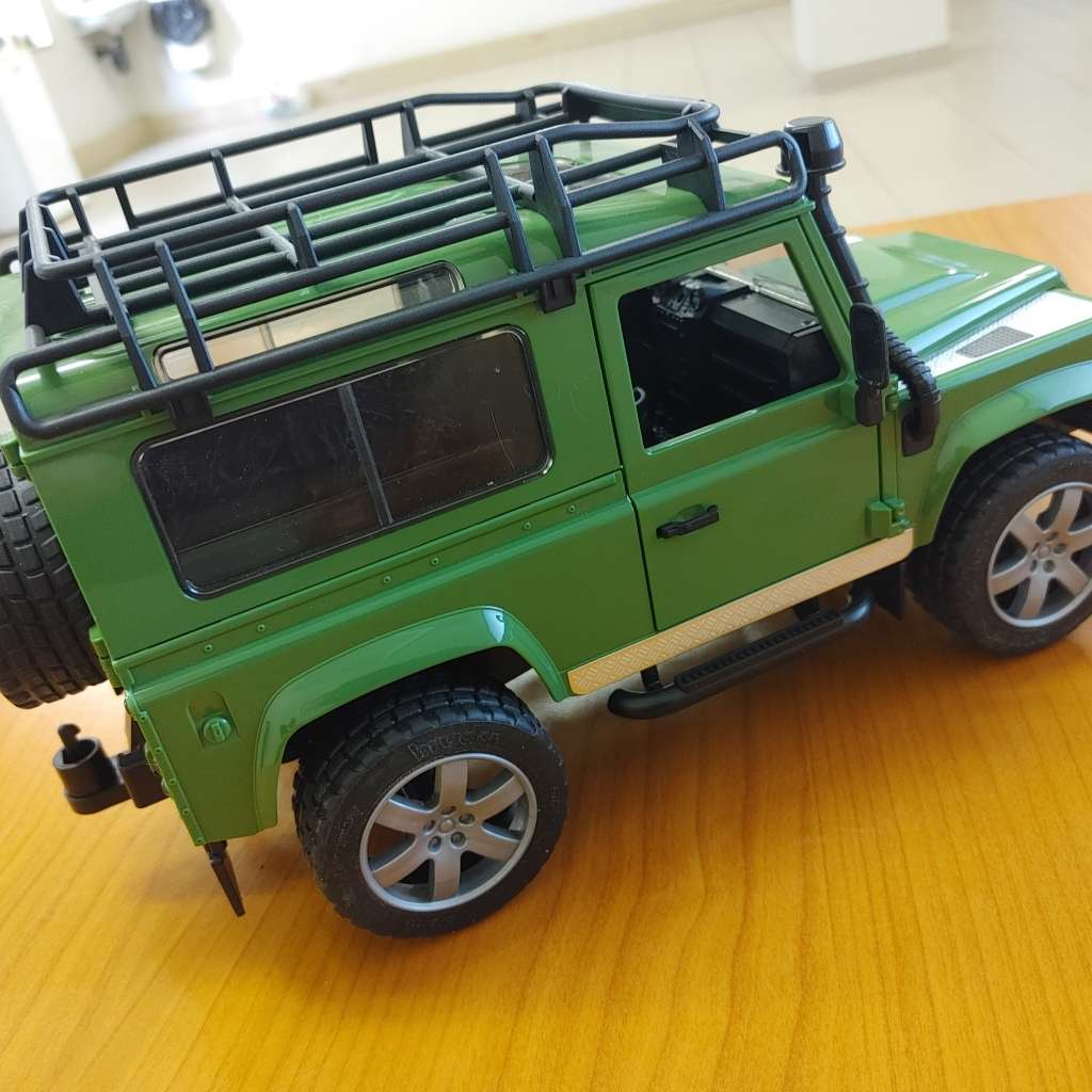 Bruder Land Rover Defender 90 1:16