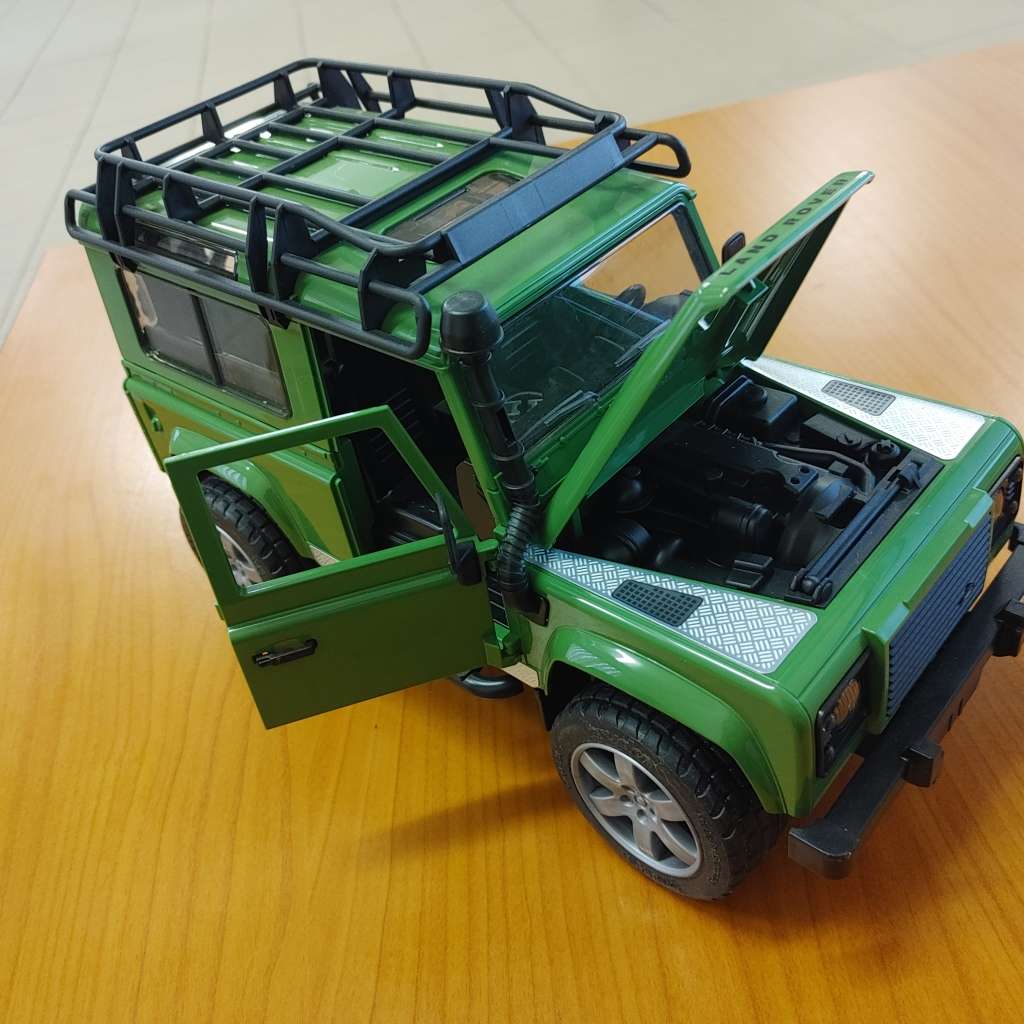 Bruder Land Rover Defender 90 1:16