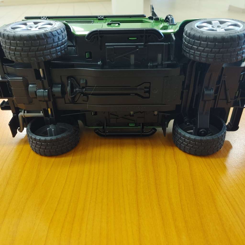 Bruder Land Rover Defender 90 1:16