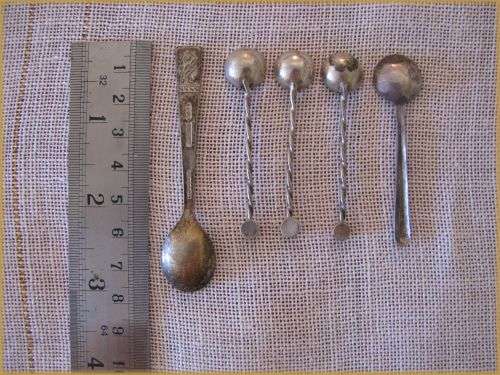 A collection of 5 small salt spoons. EPNS Vintage.