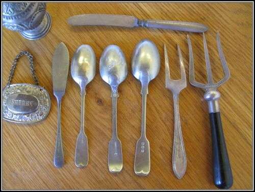 A job lot of 9 cutlery items
