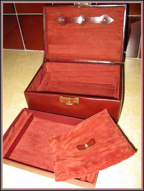 Jewelery box. Leather. Vintage.