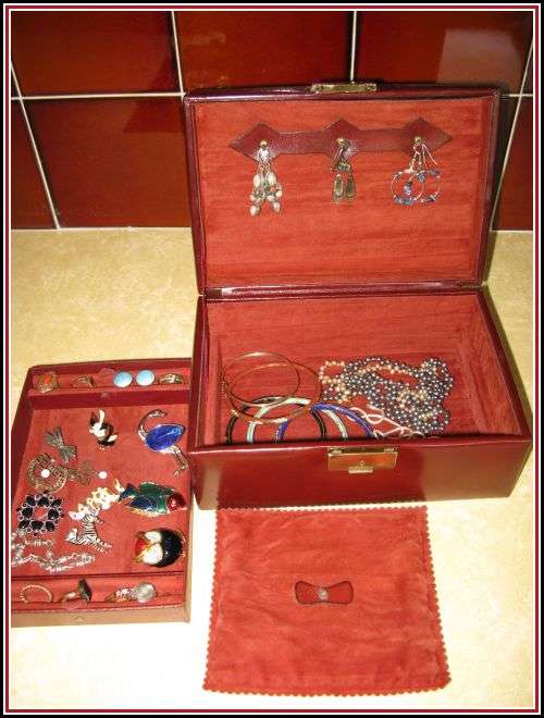 Jewelery box. Leather. Vintage.