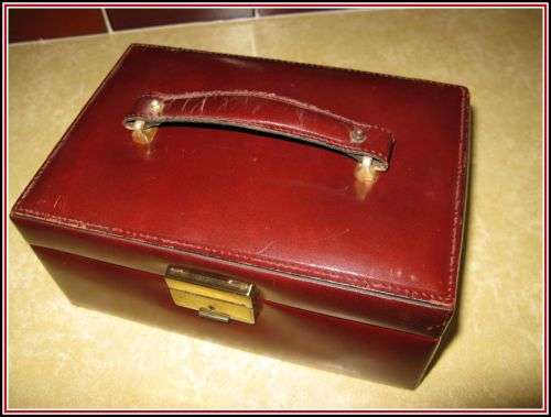 Jewelery box. Leather. Vintage.