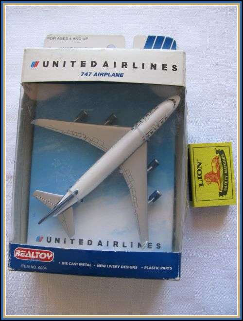 REALTOY model plane United Airlines 747