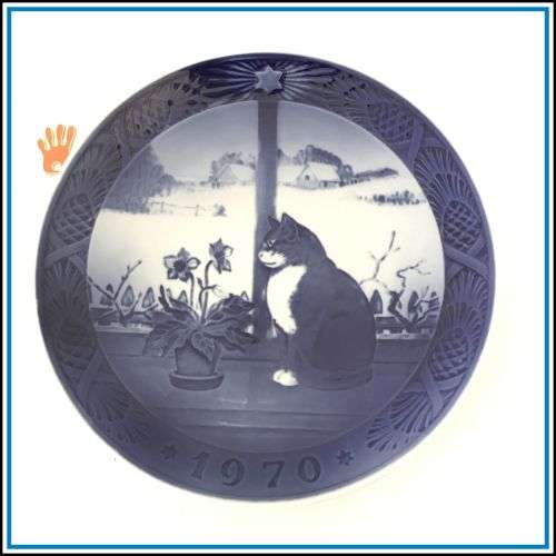 Royal Copenhagen Christmas plate 1970. 18cm. Christmas rose and cat.