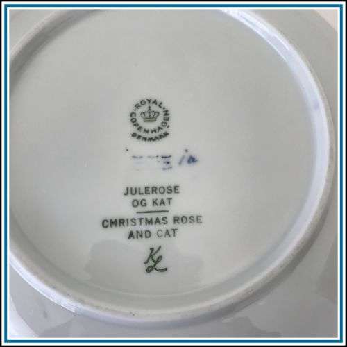 Royal Copenhagen Christmas plate 1970. 18cm. Christmas rose and cat.