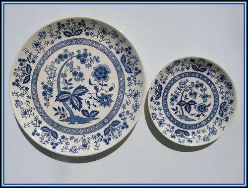A dinner plate and side plate Blue onion pattern. Collectable vintage.