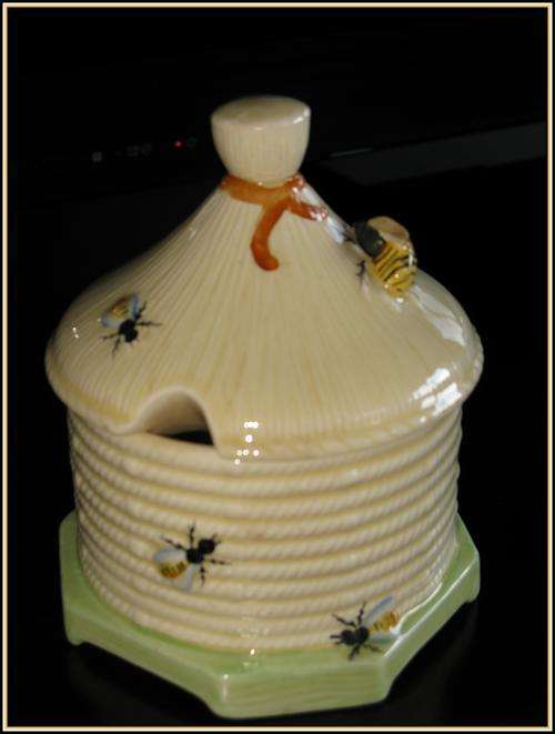 1 Rand Auction Honey pot. Crown Devon 1930's. Damage to wings. R1 SPECIAL