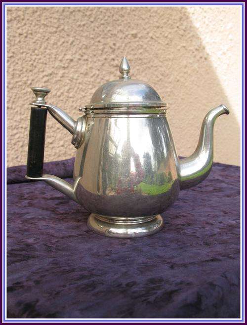 Vintage pewter teapot 1/2 L and creamer.