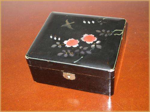 Vintage Chinese laquer box for jewellery or other treasures. 17x15x7.5cm
