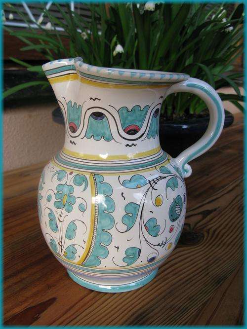 Hand painted jug DERUTA Italy. Height 21cm. Majolica.