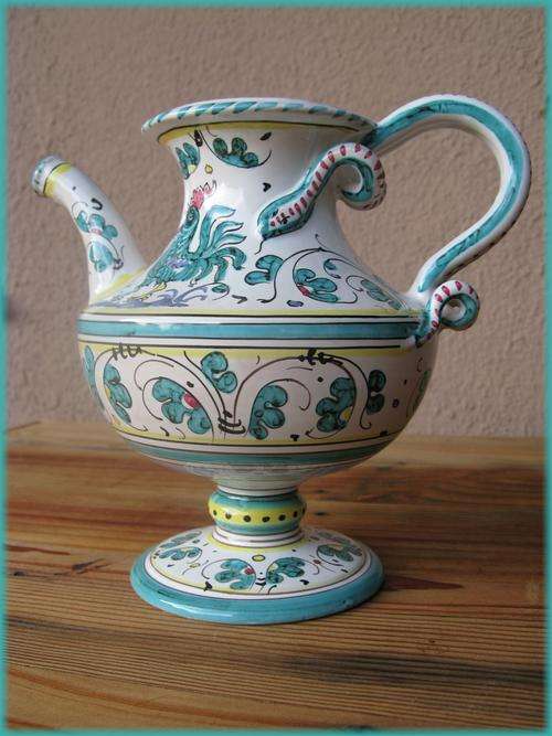 Hand painted vase DERUTA Italy.  Majolica. Classic style.