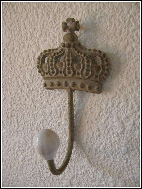 Crowned towel hook. Metal.