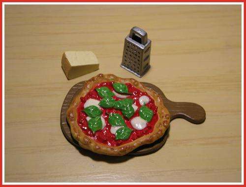 Doll house pizza with cheese and grater. Re ment miniature. NEW from Japan.