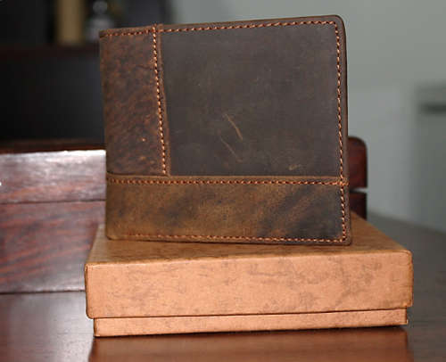 GENUINE LEATHER BI-FOLD WALLET IN GIFT BOX