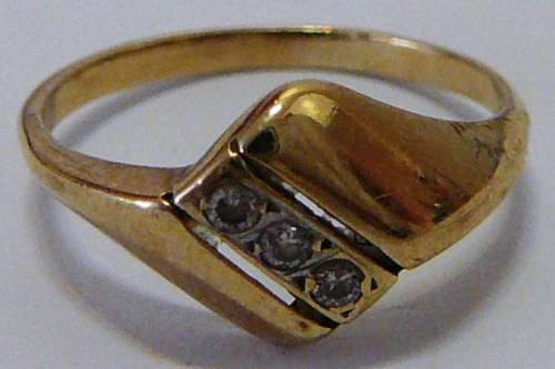9 ct Gold Ring with 3 Diamond Chips