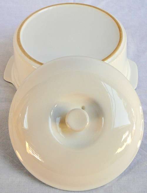 Round White Casserole Dish with Lid