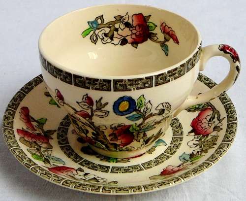 Vintage Johnson Bros Tea Cups & Saucers - Indian Tree Pattern