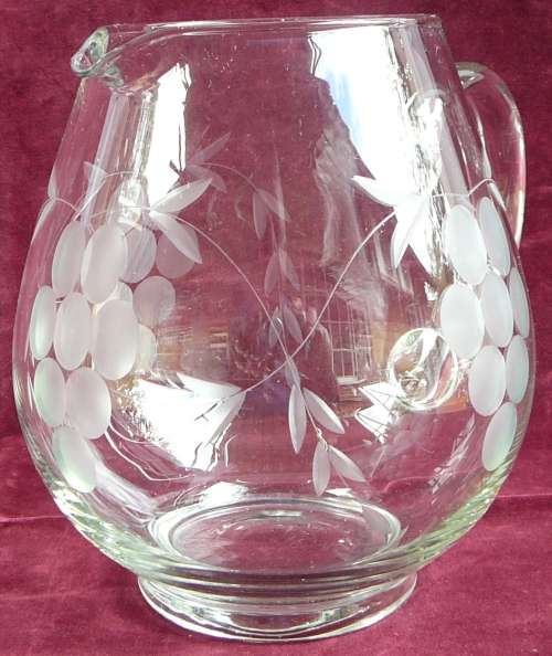 A Grape Pattern Crystal Water Jug