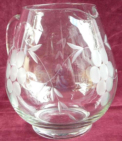 A Grape Pattern Crystal Water Jug