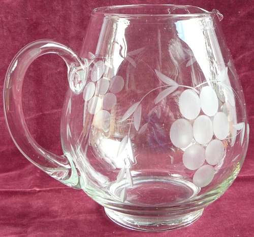 A Grape Pattern Crystal Water Jug