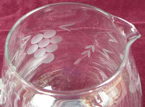 A Grape Pattern Crystal Water Jug