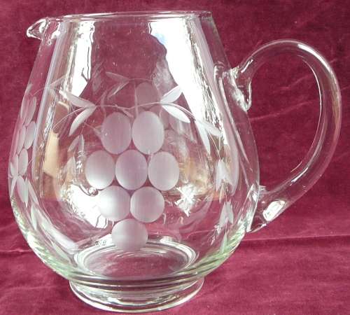 A Grape Pattern Crystal Water Jug