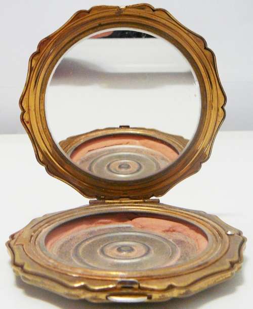 A Vintage Powder Compact by Stratton - Pretty Flowers