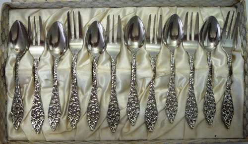 A Set of 6 Nickel Silver Tea Spoons & Cake Forks