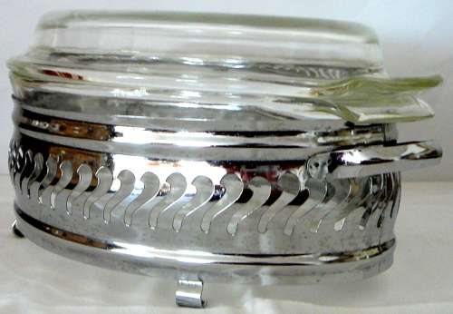 An Anchor Hocking Oval Casserole Dish in Stainless Steel Stand