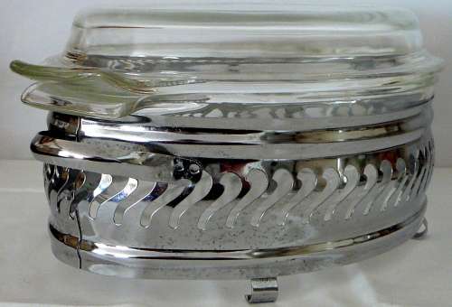 An Anchor Hocking Oval Casserole Dish in Stainless Steel Stand