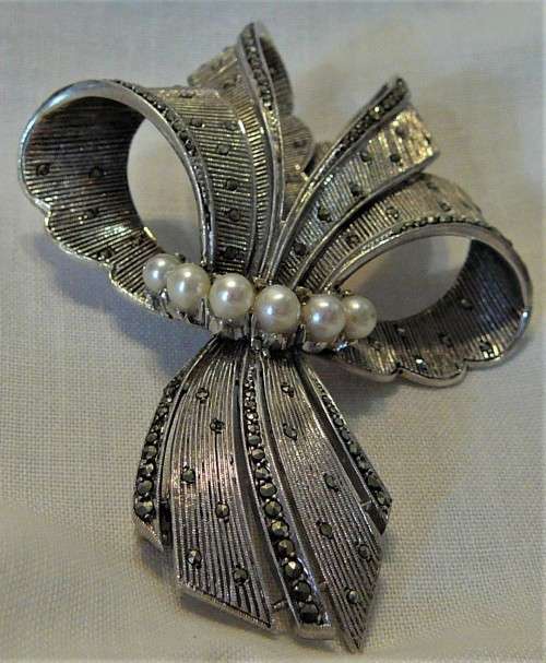 A Stunning Vintage Sterling Silver Brooch set with 6 Pearls and Marcasites