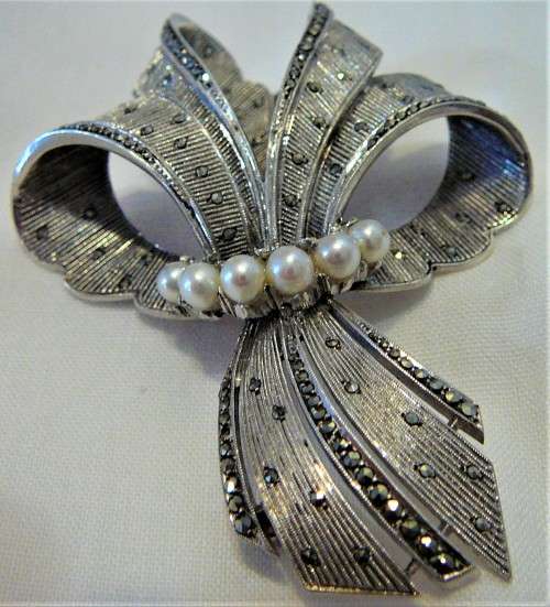 A Stunning Vintage Sterling Silver Brooch set with 6 Pearls and Marcasites