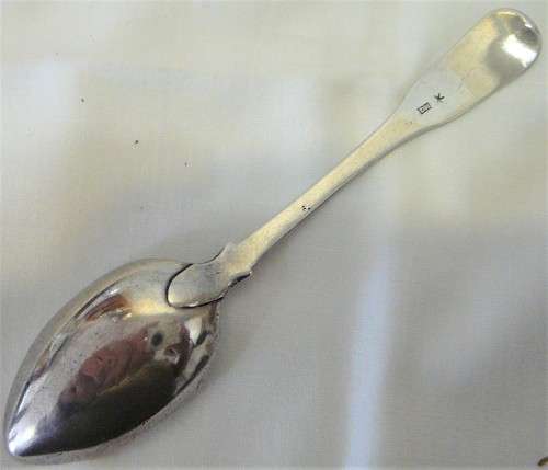 A Single Vintage Fiddle Pattern Teaspoon