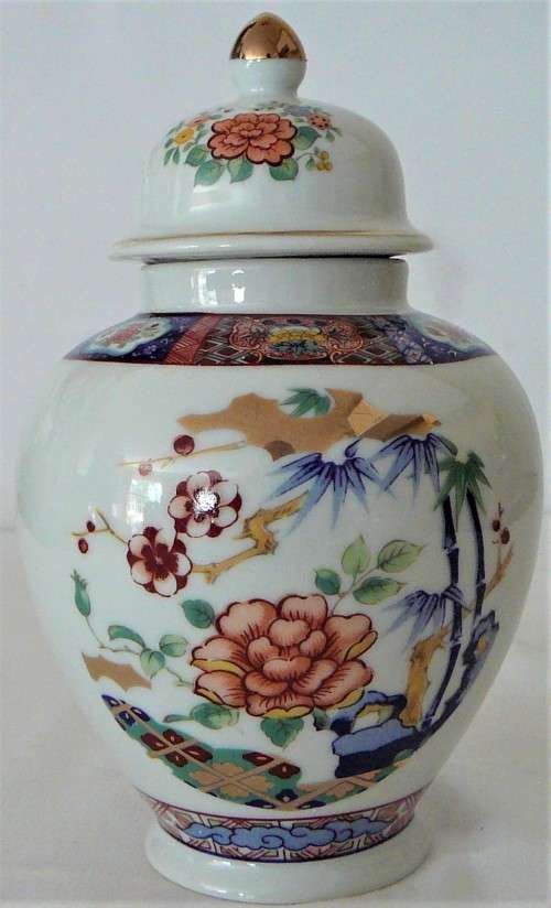 A Superb Gold Trimmed Flower Decorated Japanese Ginger Jar