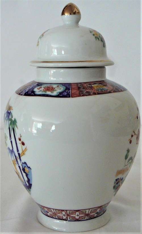 A Superb Gold Trimmed Flower Decorated Japanese Ginger Jar