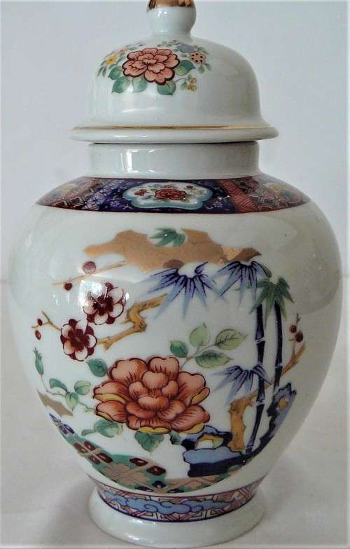 A Superb Gold Trimmed Flower Decorated Japanese Ginger Jar