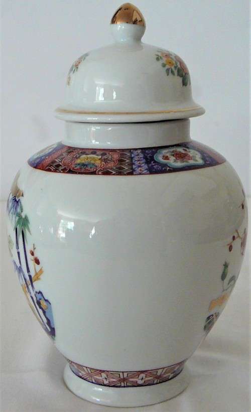 A Superb Gold Trimmed Flower Decorated Japanese Ginger Jar