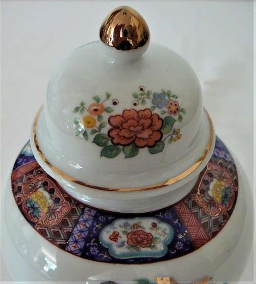 A Superb Gold Trimmed Flower Decorated Japanese Ginger Jar