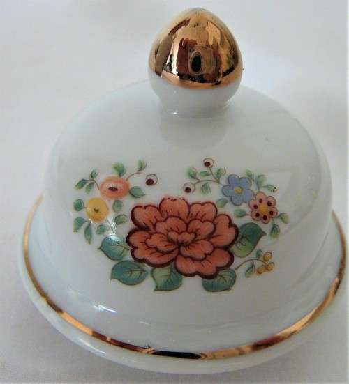 A Superb Gold Trimmed Flower Decorated Japanese Ginger Jar