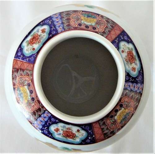 A Superb Gold Trimmed Flower Decorated Japanese Ginger Jar