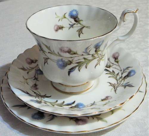 A 32 Piece Royal Albert Set - 'Brigadoon'