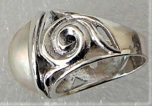 A Beautiful Sterling Silver Ring set with a Natural Pinkish Mabe Pearl