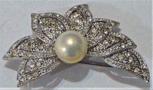 A Stunning Brooch set with a Simulated Pearl and Diamantes