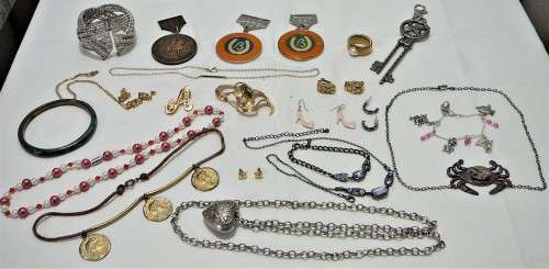 A Mixed Bag of Costume Jewellery and Accessories 541