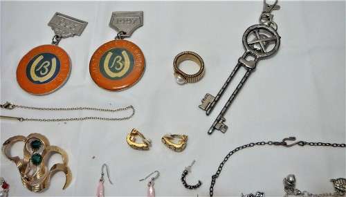 A Mixed Bag of Costume Jewellery and Accessories 541