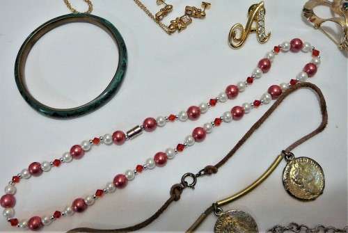 A Mixed Bag of Costume Jewellery and Accessories 541