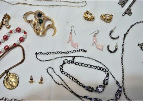 A Mixed Bag of Costume Jewellery and Accessories 541